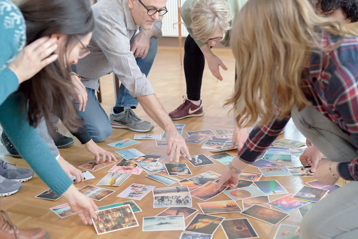 Eine Gruppe arbeitet gemeinsam an einem System in einem Workshop